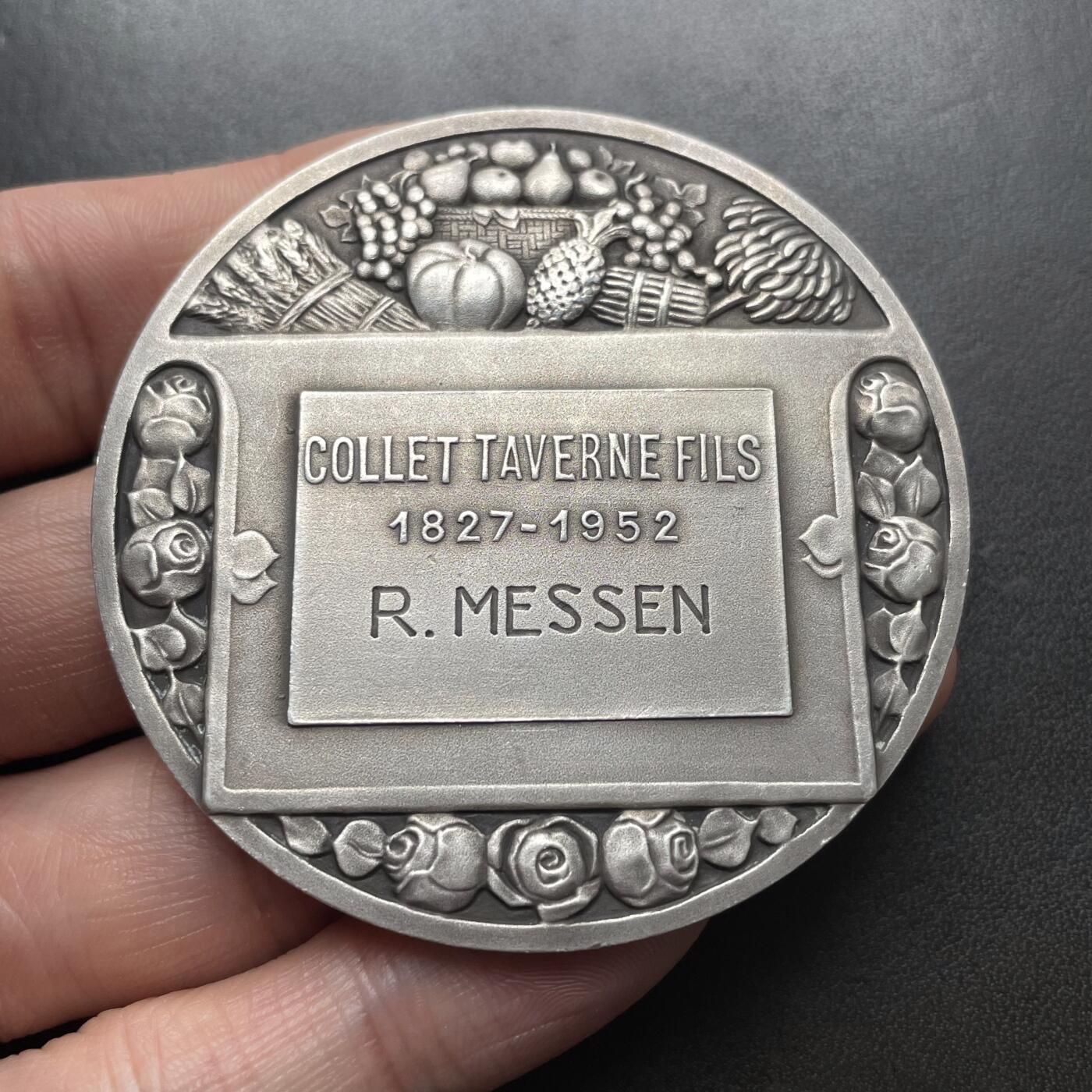 「木头集藏」章牌精品专场！ F Rasumny～1952年法国科莱-塔弗恩父子公司银章 ，直径：59 mm，110 g，边铭：丰饶角 1ARGENT。罕见银章品种！正面是商业之神墨丘利，背面是玫瑰花和各种农作物的图案。科莱-塔弗恩父子公司是位于亚眠市的一家从事运输行业的公司，这枚章是纪念公司成立125周年。