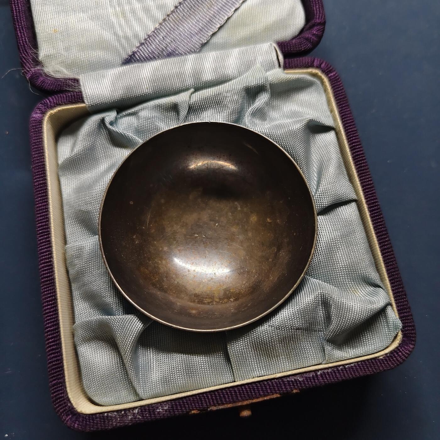 【全场包邮】纯粹捡漏拍497场-持续更新中 【杂件】日本回流27.81克银酒碗-有纯银标-含盒（盒坏）【口径47毫米27.81克92.5%】