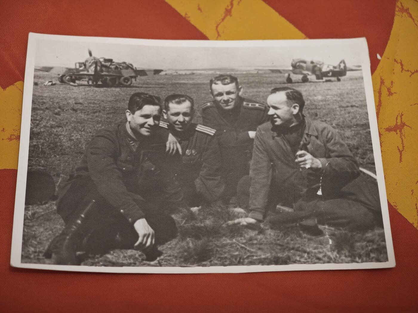 橙子收藏第一期 1943年苏联空军“伊万·萨拉托夫”战斗机团前线机场机组人员合影 带完整手写标注与历史背景   