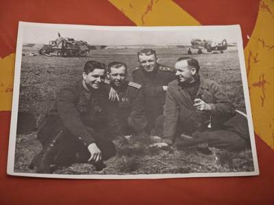 橙子收藏第一期 - 1943年苏联空军“伊万·萨拉托夫”战斗机团前线机场机组人员合影 带完整手写标注与历史背景   