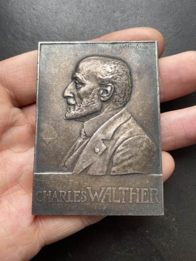 「木头集藏」章牌精品专场！ - Fonfreide～法国医学科学院院士夏尔·瓦尔特银章 ，尺寸：65 x 47 mm，88.8 g，边铭：菱形厂标 ARGENT 野猪头银标。背面是巴黎医学院的大门，文字为“他的学生们/他的朋友们/致敬医学院的夏尔·瓦尔特医生”。章上未标明年份，很可能是在1934年瓦尔特就任巴黎医学院院长的时候，他的学生和朋友为他庆贺而委托铸造。