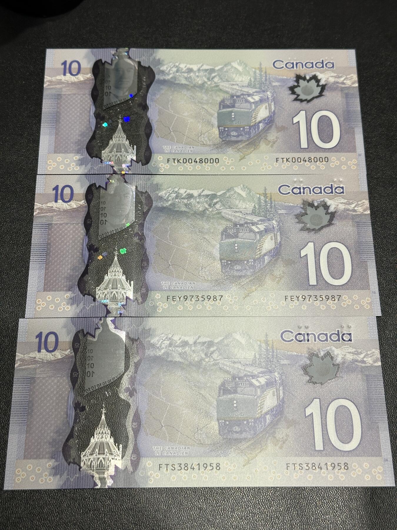 《外钞收藏家》第六百零四期（精品场）（本平台长期征集拍品、欢迎藏友们联系合作） 加拿大10加元 三张一起 三个签名 全新UNC 其中1张豹子号000