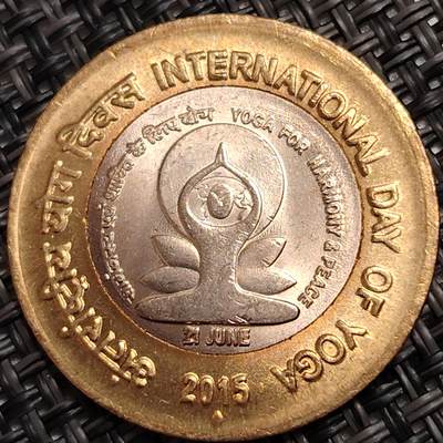 布加迪🐬～世界钱币(上海)🌾第 271 期 /  各国套币和散币 - 印度🇮🇳 2015年 10卢比 国际瑜伽日纪念币