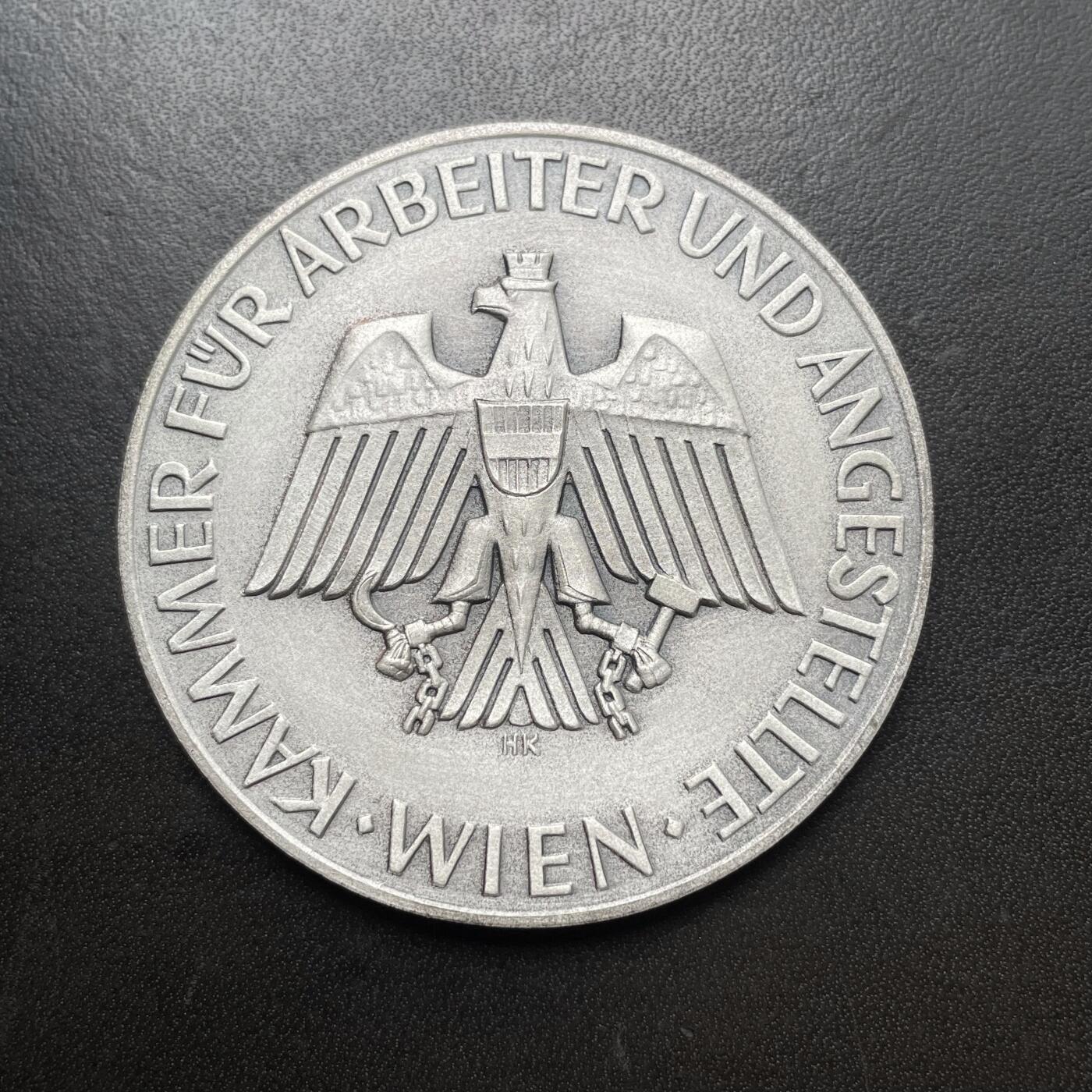 「木头集藏」章牌精品专场！ 1970年奥地利维也纳工会成立25周年纪念银章  直径：56 mm，57 g，边铭：维也纳造币厂银标A和含银量900。表面采用磨砂工艺。正面是奥地利国徽。维也纳-下奥地利-布尔根兰工会成立于1945年，1948年更名为维也纳工会。