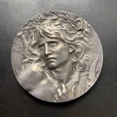 「木头集藏」章牌精品专场！ - L.Coudray～法国音乐之神俄尔普斯大银章，直径：68 mm，162.3 g，边铭：丰饶角 ARGENT，名家高浮雕刻画作品，品相不错。俄耳甫斯，是古希腊神话中最著名的音乐家、诗人与先知，以超凡的音乐天赋和悲剧爱情闻名，太阳神阿波罗与缪斯女神卡利俄珀之子