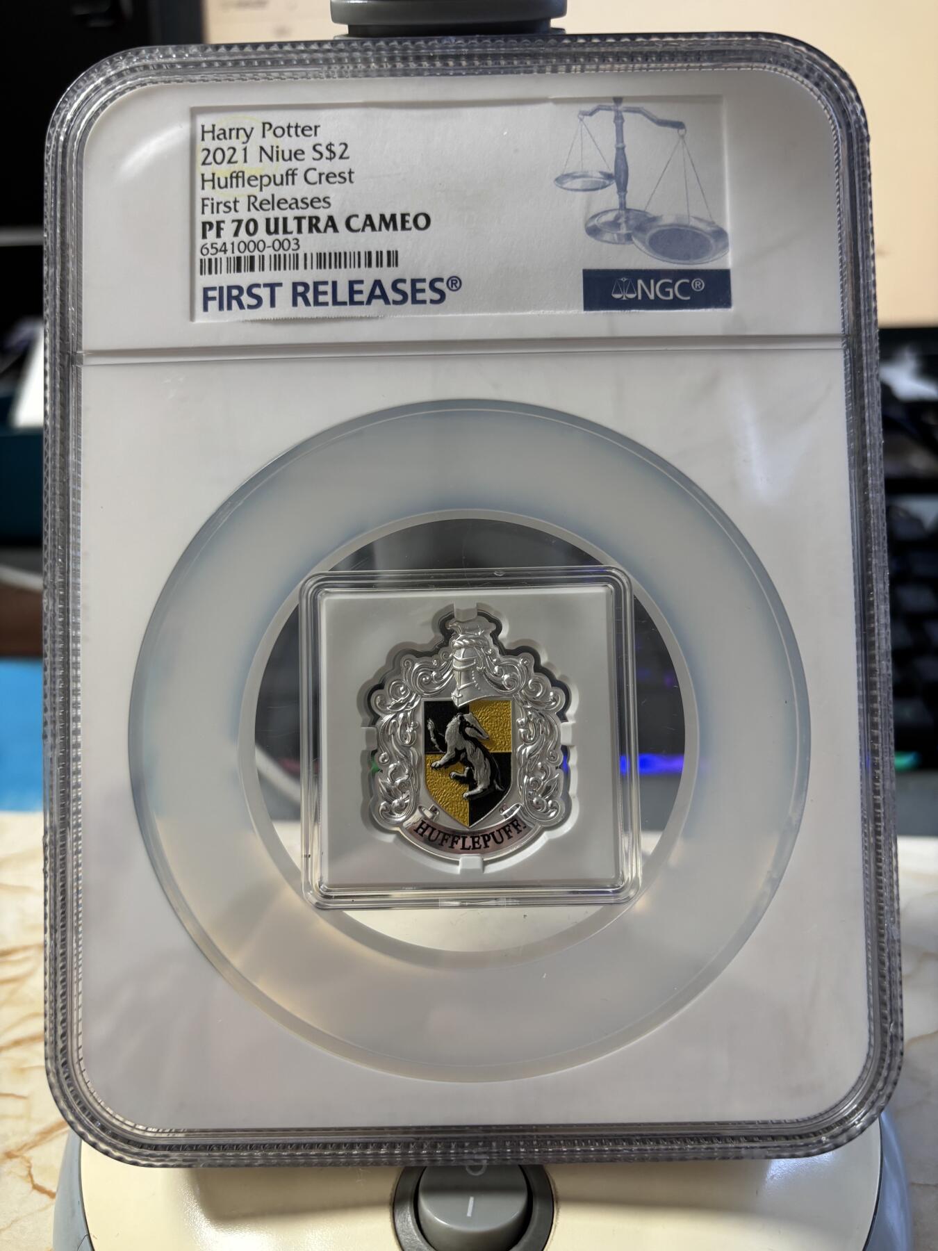 第189期拍卖 纽埃2021年哈利波特赫奇帕奇徽章纪念银币NGC-PF70首期无盒无证书，999银，发行5000枚