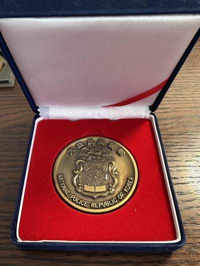 蒂克钱币-第55场 日本章 企业章拍卖 - 大韩民国警察访问日本纪念黄铜章 68mm 145g