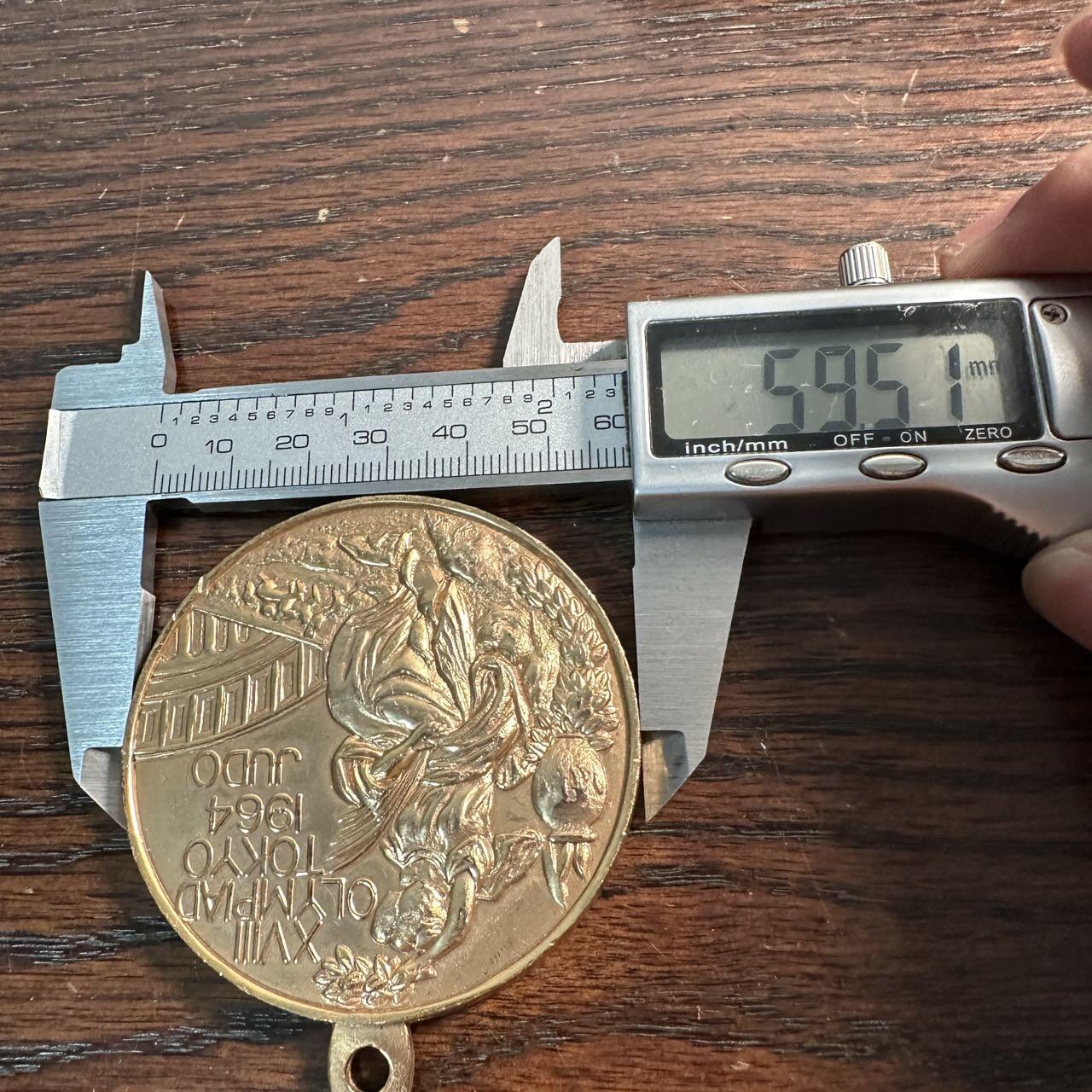 蒂克钱币-第55场 日本章 企业章拍卖 1964年东京奥运会柔道项目的纪念章 柔道首次入奥运项目