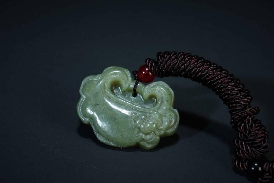 上海都达杂项专场五（全场包邮） 天然和田玉精雕《莲花如意锁》挂件 附鉴定证书87-61