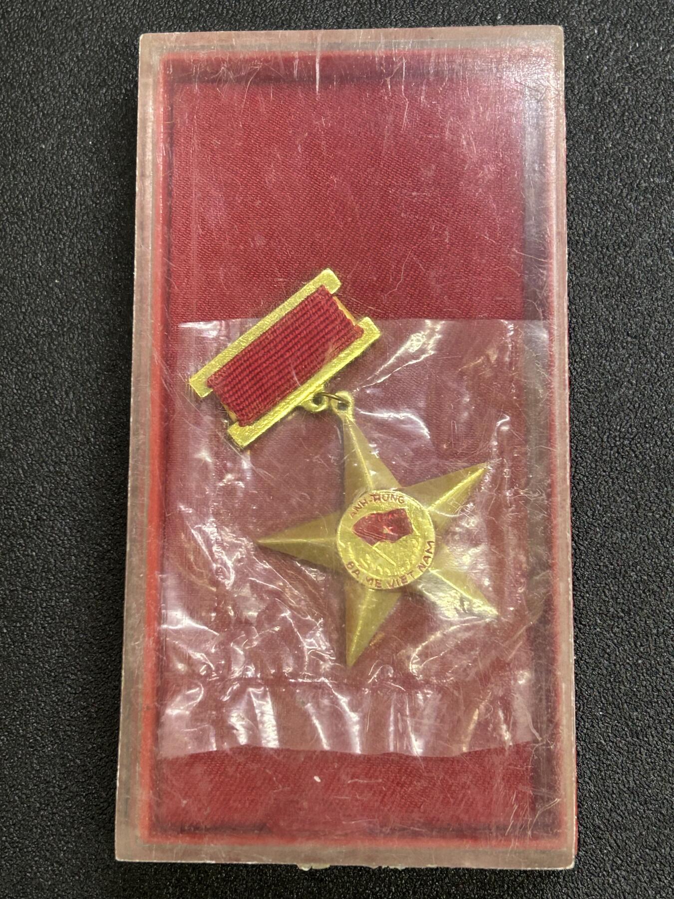 西秦中古拍卖第七十三期 越南英雄母亲勋章 母亲金星章 第一版带原盒 1994年9月10日设立，英雄越南母亲是越南国家授予或追授的荣誉称号，表彰那些为民族解放事业、保卫祖国和履行国际义务做出贡献和牺牲的越南妇女。因为她们的丈夫或者孩子都是战争伤残人员和烈士。