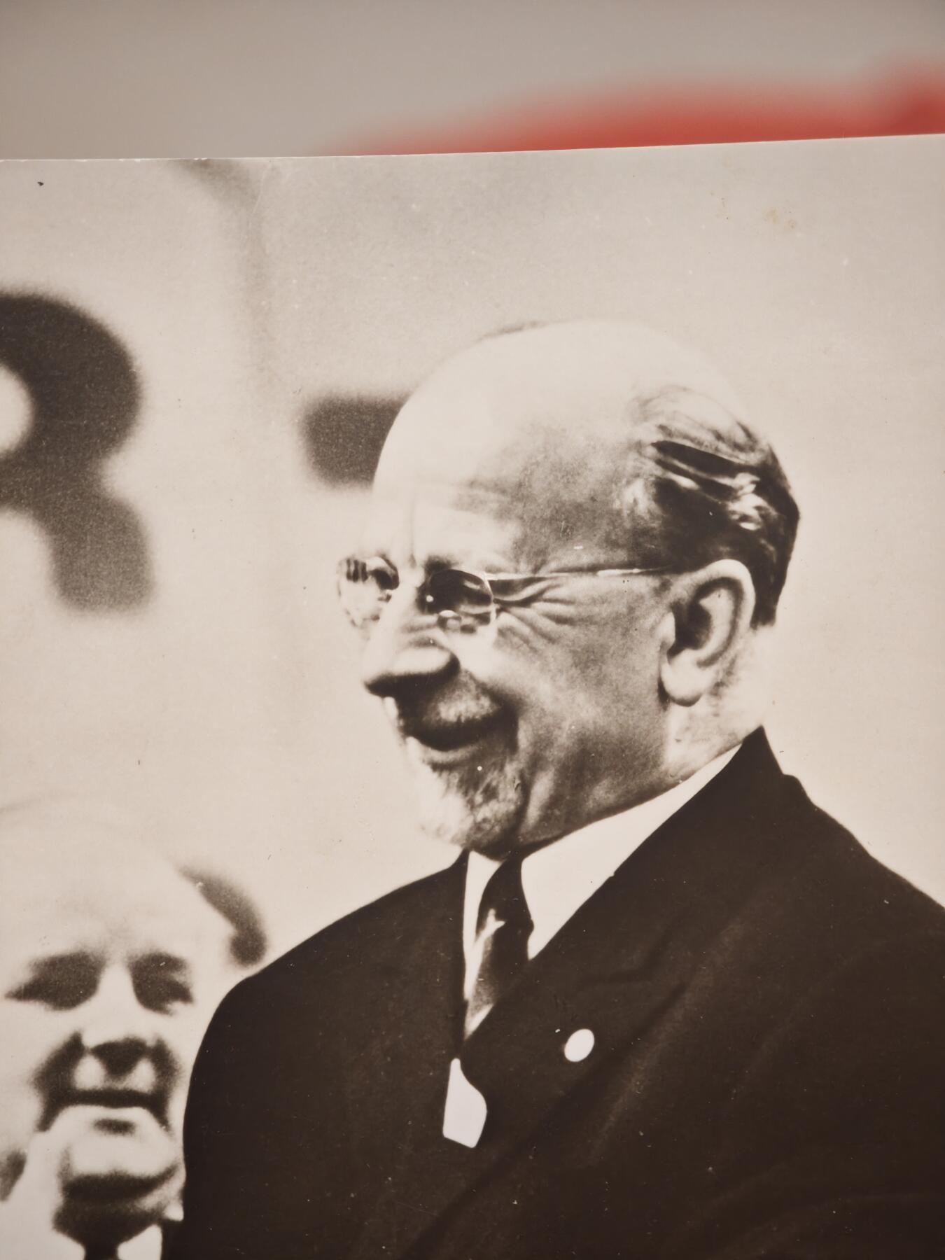 橙子收藏第一期 照片拍摄于1967年4月17日至22日，东德统一社会党（SED）第七次代表大会（VII. Parteitag der SED）期间，是乌布利希对勃列日涅夫的欢迎场景。