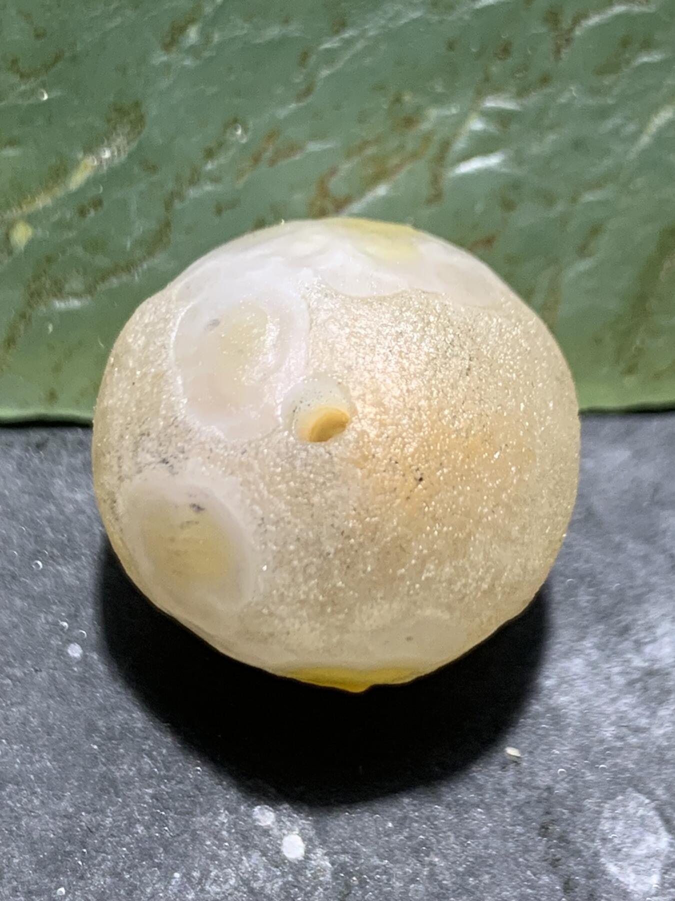 精美原皮冰飘风化纹气泡图案图案战国红玛瑙随形珠一个，