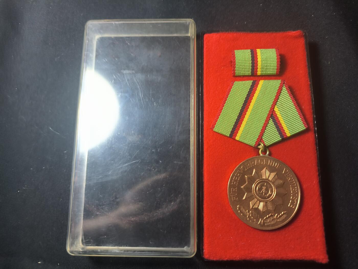 罗岚⭐爱藏⭐甄选专拍第四场-分享拍场赚佣（实体经营） 民主德国内政部人民警察铜级功绩奖章绒布盒全套 早期提手挂版极品成色