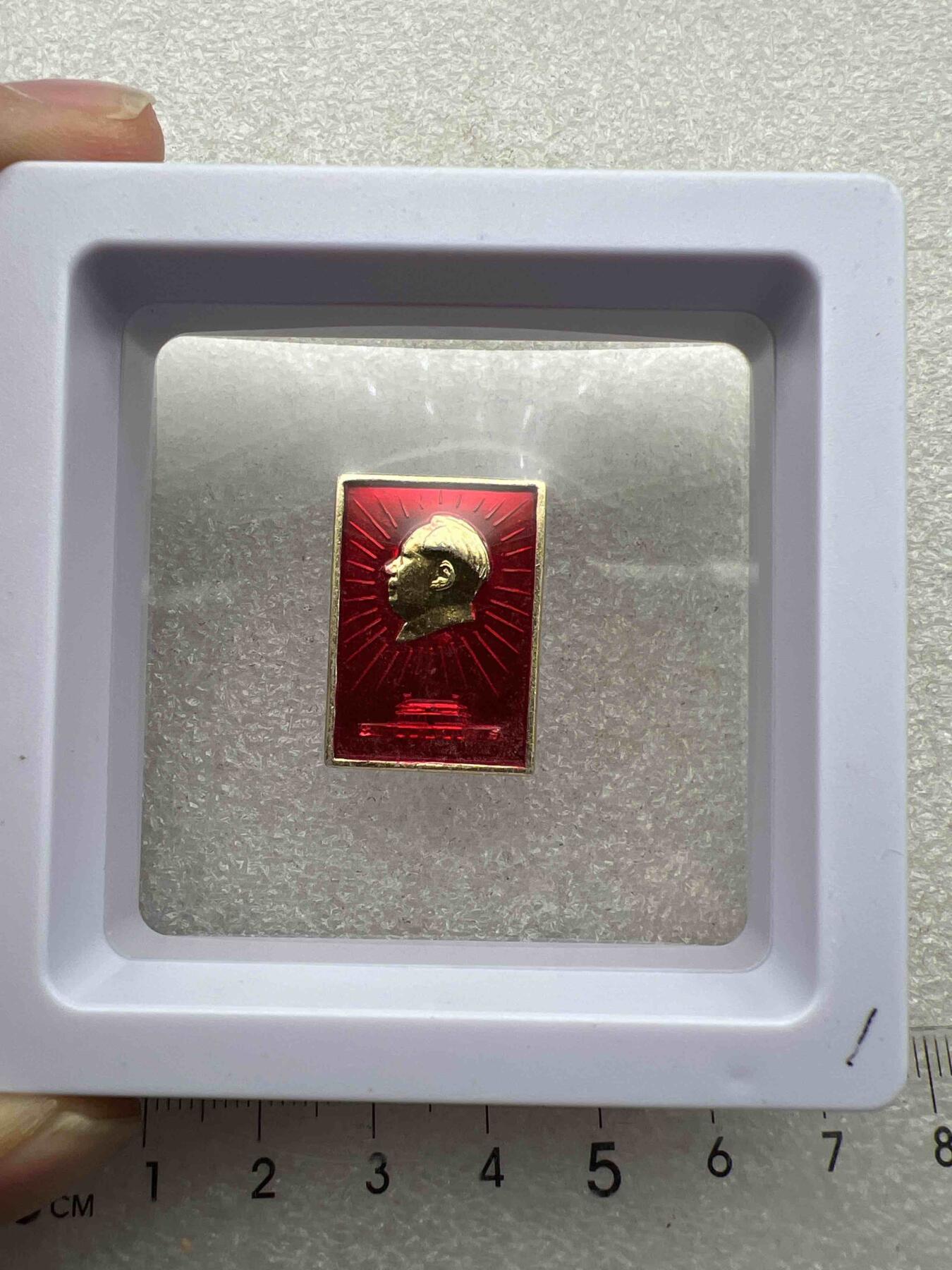 真品毛主席像章、 真品毛主席像章