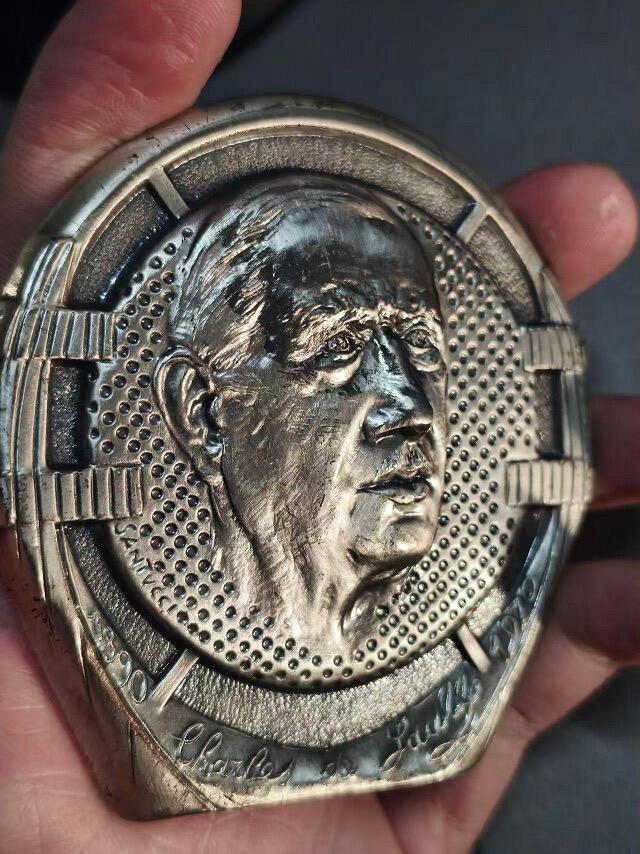 【旋风钱币】1月24日19:00准时开拍 精美欧洲币章、银币银章、第三帝国钱币等 全场包邮！ 法国艺术大章 戴高乐诞辰100年纪念章 高浮雕精制 超大镀银章 72*74.5MM 173.3克