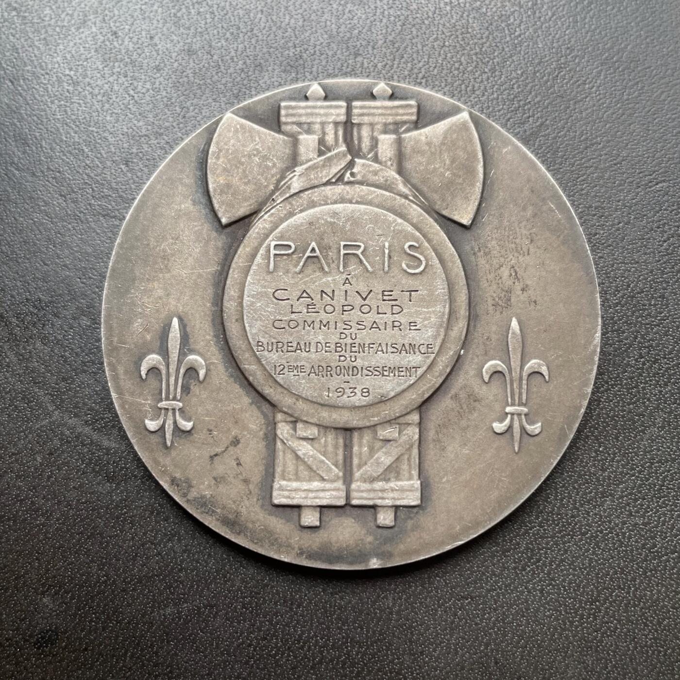 「木头集藏」章牌精品专场！ Dammann～1938年法国巴黎市银章 ，直径：50 mm，56.6 g，边铭：菱形厂标 ARGENT 野猪头银标，授予巴黎市十二区慈善办公室专员Léopold Canivet。