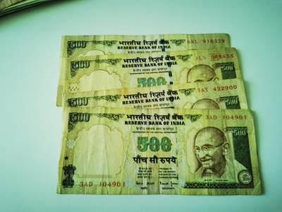 零零发流通品外国纸币拍卖 无佣金 - 印度500一组。有字迹和针眼