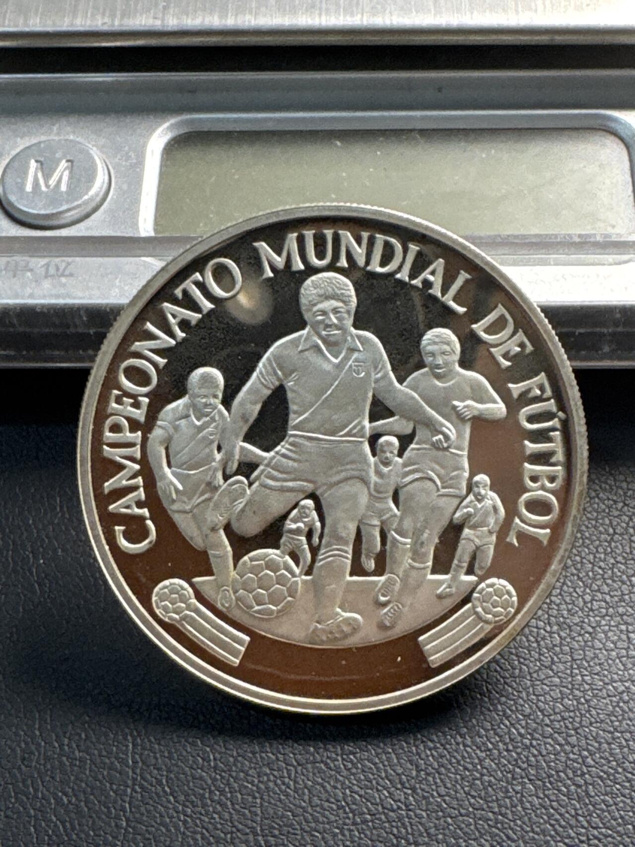 ❤️【币观天下】❤️ 第340期钱币拍卖- 2026.1.23周五晚上6点半场-长期征集拍品 秘鲁1982年世界杯大银币23.7克925银，市面上很少见到的品种