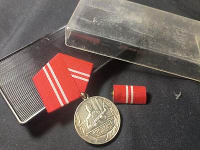 罗岚⭐爱藏⭐甄选专拍第四场-分享拍场赚佣（实体经营） - 民主德国工战队 银级忠诚服役奖章全套绒布盒  早期提手挂版本鎏银漂亮