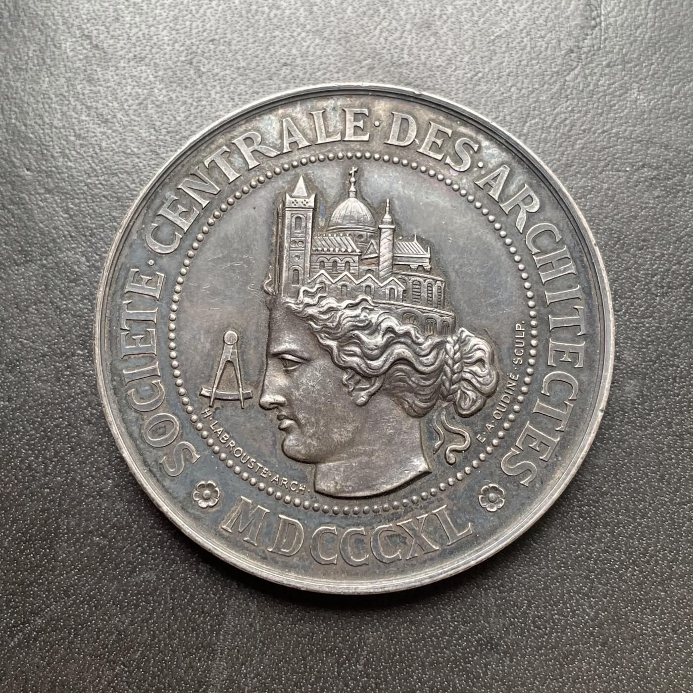 「木头集藏」章牌精品专场！ Oudine～1886年法国孚日省花岗岩与斑岩协会大会银章 ，直径：45 mm，50.5 g，边铭：丰饶角 ARGENT，正面女神的冠冕由教堂、清真寺、庙宇三个建筑组成，很有特色。