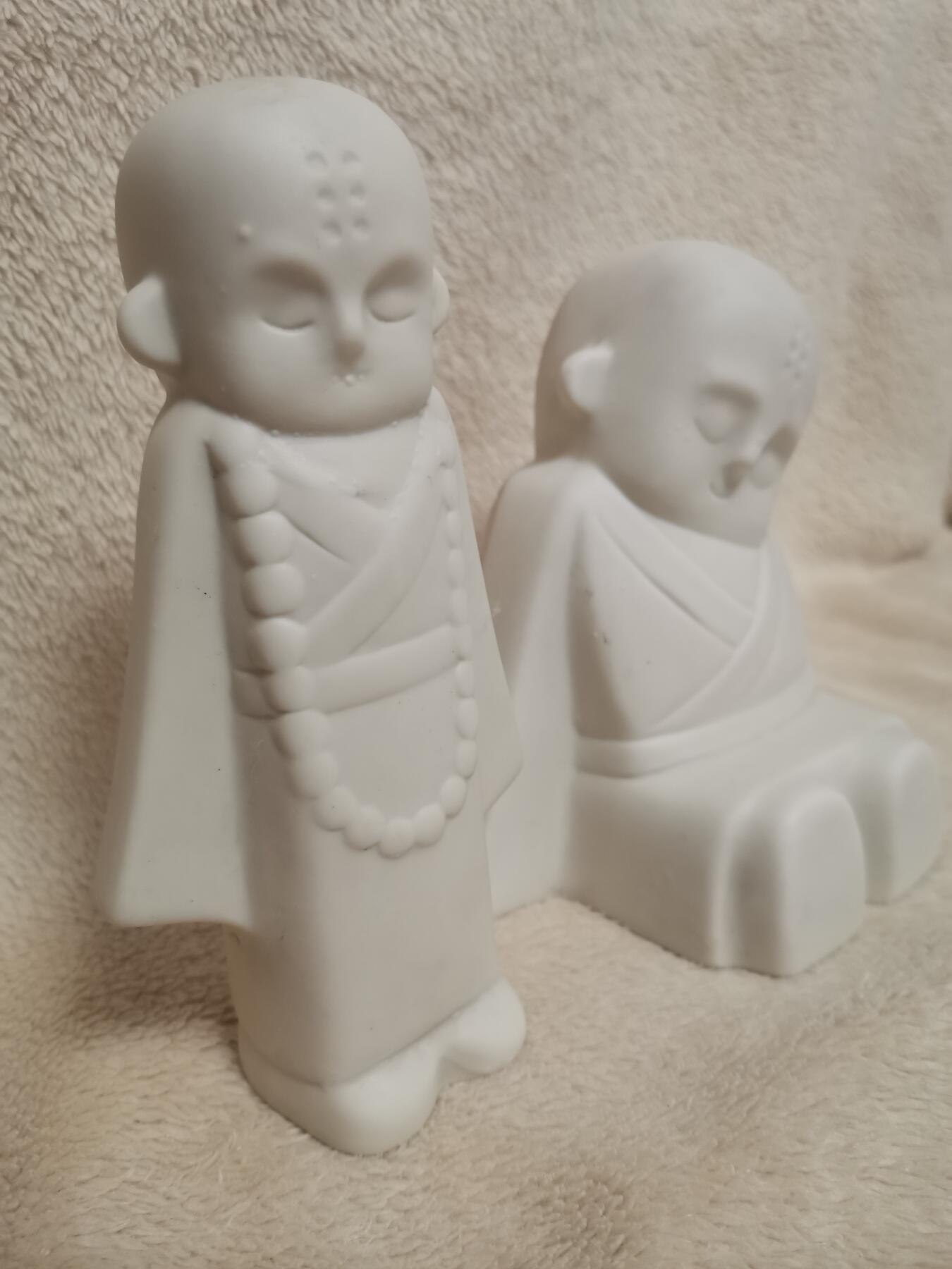 流金岁月•腊八八宝集锦集粹 八十年代陶制雕塑组合《沉思的小和尚》，分别高为15cm和12cm