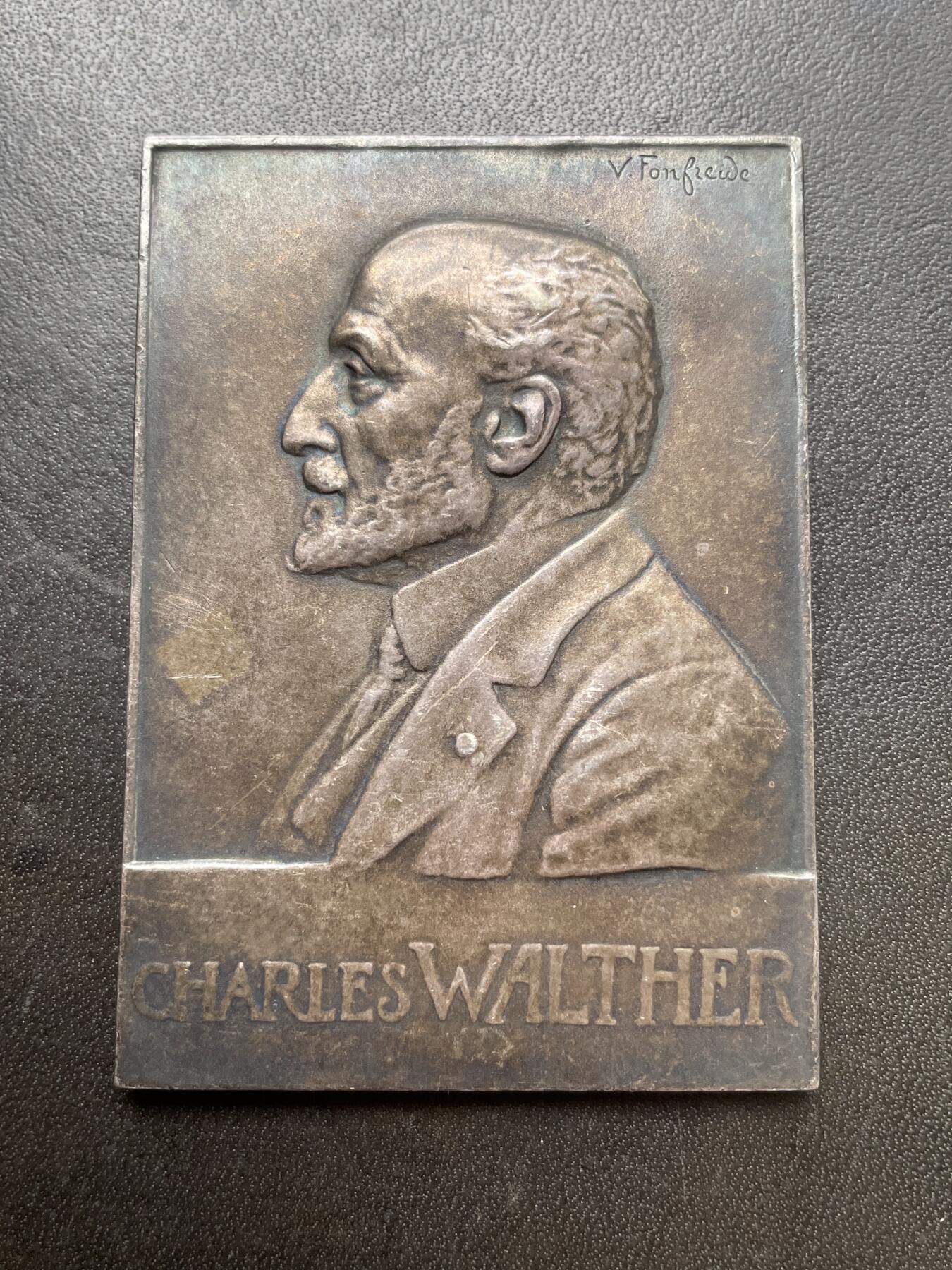 「木头集藏」章牌精品专场！ Fonfreide～法国医学科学院院士夏尔·瓦尔特银章 ，尺寸：65 x 47 mm，88.8 g，边铭：菱形厂标 ARGENT 野猪头银标。背面是巴黎医学院的大门，文字为“他的学生们/他的朋友们/致敬医学院的夏尔·瓦尔特医生”。章上未标明年份，很可能是在1934年瓦尔特就任巴黎医学院院长的时候，他的学生和朋友为他庆贺而委托铸造。