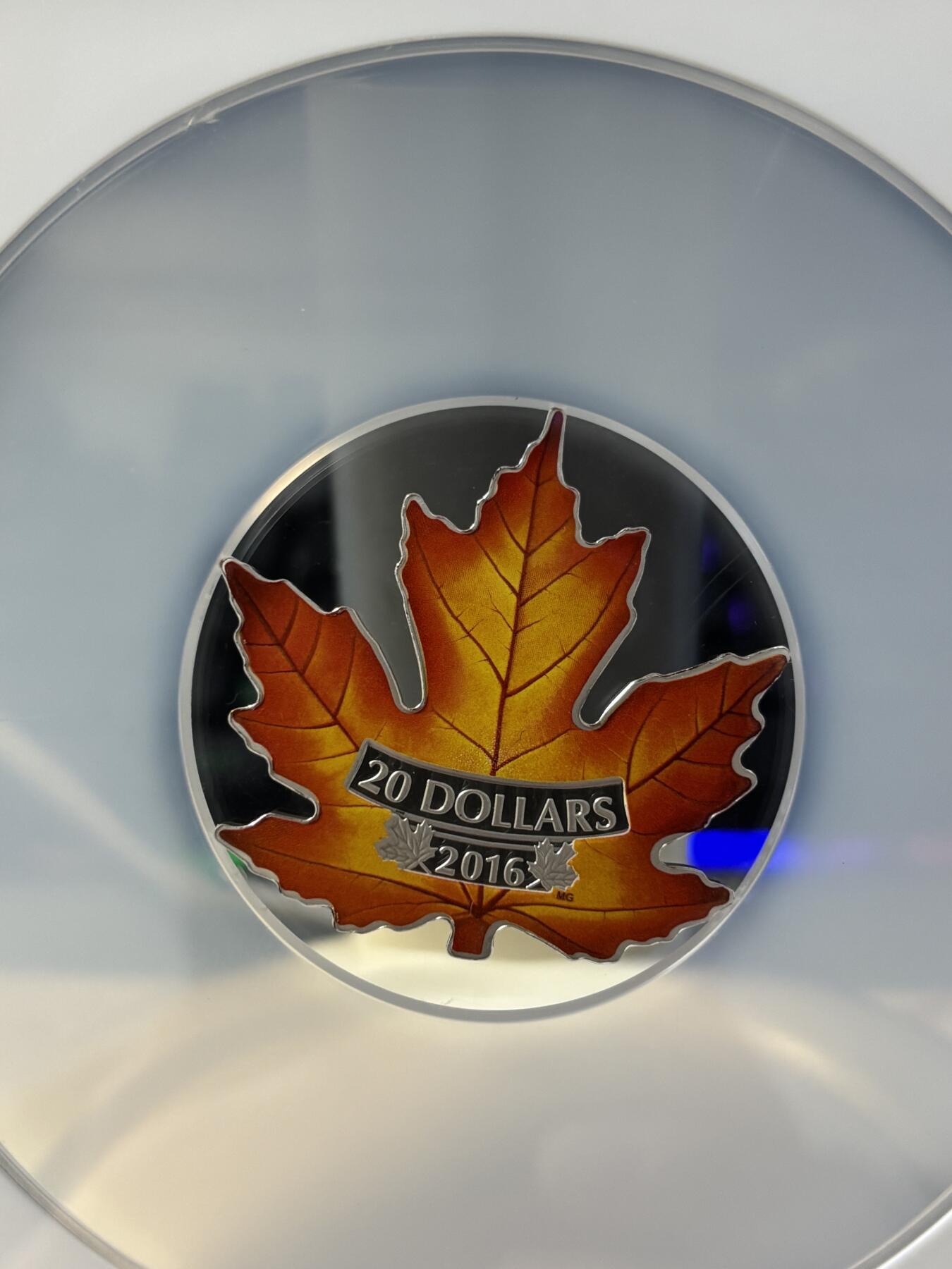 第189期拍卖 加拿大2016年世界首枚全彩色枫叶形1盎司纪念银币NGC-PF69无盒无证书，9999银，发行15000枚