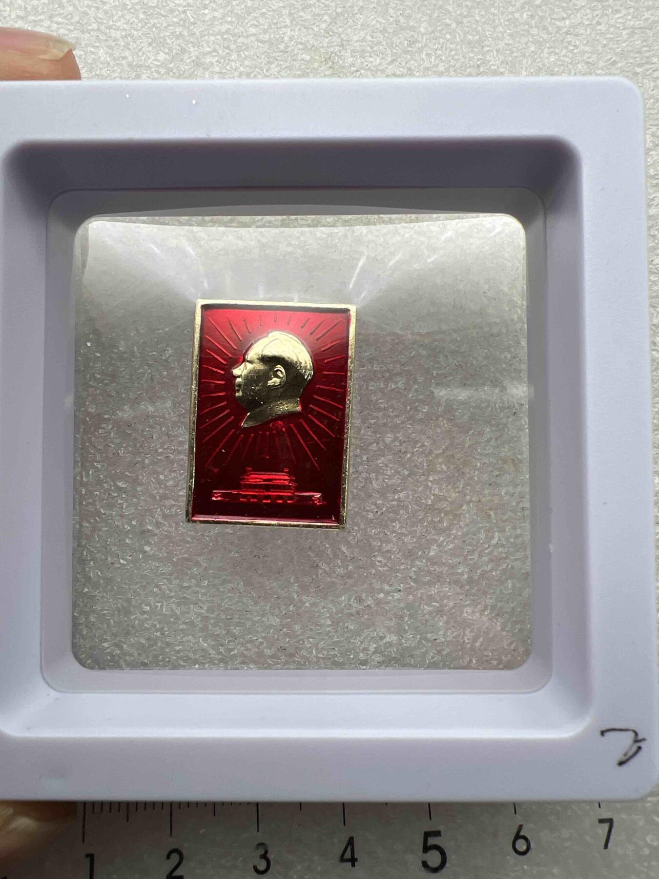 真品毛主席像章、 真品毛主席像章