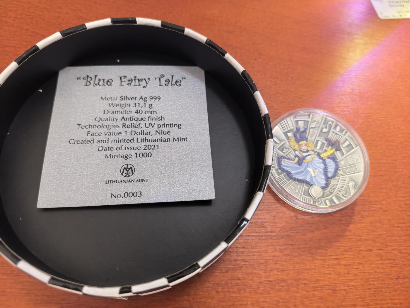 长老汇蛇年精选第九十四场拍卖 2021纽埃《爱丽丝漫游奇境记》彩色仿古银币，1盎司999银，高浮雕，UV彩色打印技术，1000枚，立陶宛造币厂出品，主题是爱丽丝掉进兔洞里，盒子内部设计成兔洞形状