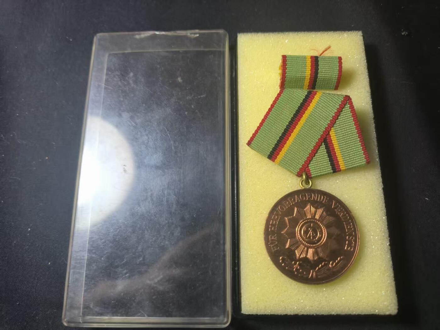 罗岚⭐爱藏⭐甄选专拍第四场-分享拍场赚佣（实体经营） 民主德国内政部人民警察铜级功绩奖章盒略全套 早期提手挂版极品成色