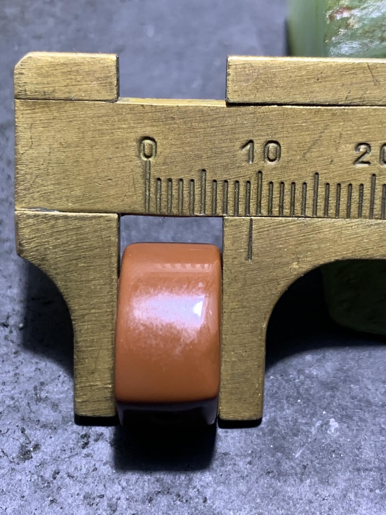 精美戈壁彩玉手工雕刻佛字勒子(背云)一个！