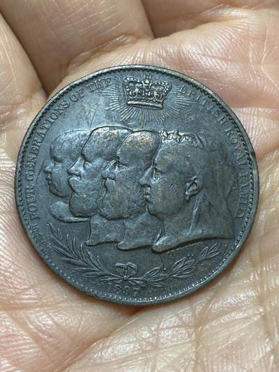 2026年第十三场(总第一百八十二场）外国好品散币场(免佣金) - 少见–英国🇬🇧1897年纪念章，直径31.8毫米，厚1.8毫米，重11克(维多利亚女王登基60周年钻禧纪念章，刻画维多利亚女王、爱德华七世、乔治五世和年幼的爱德华八世祖孙四代)