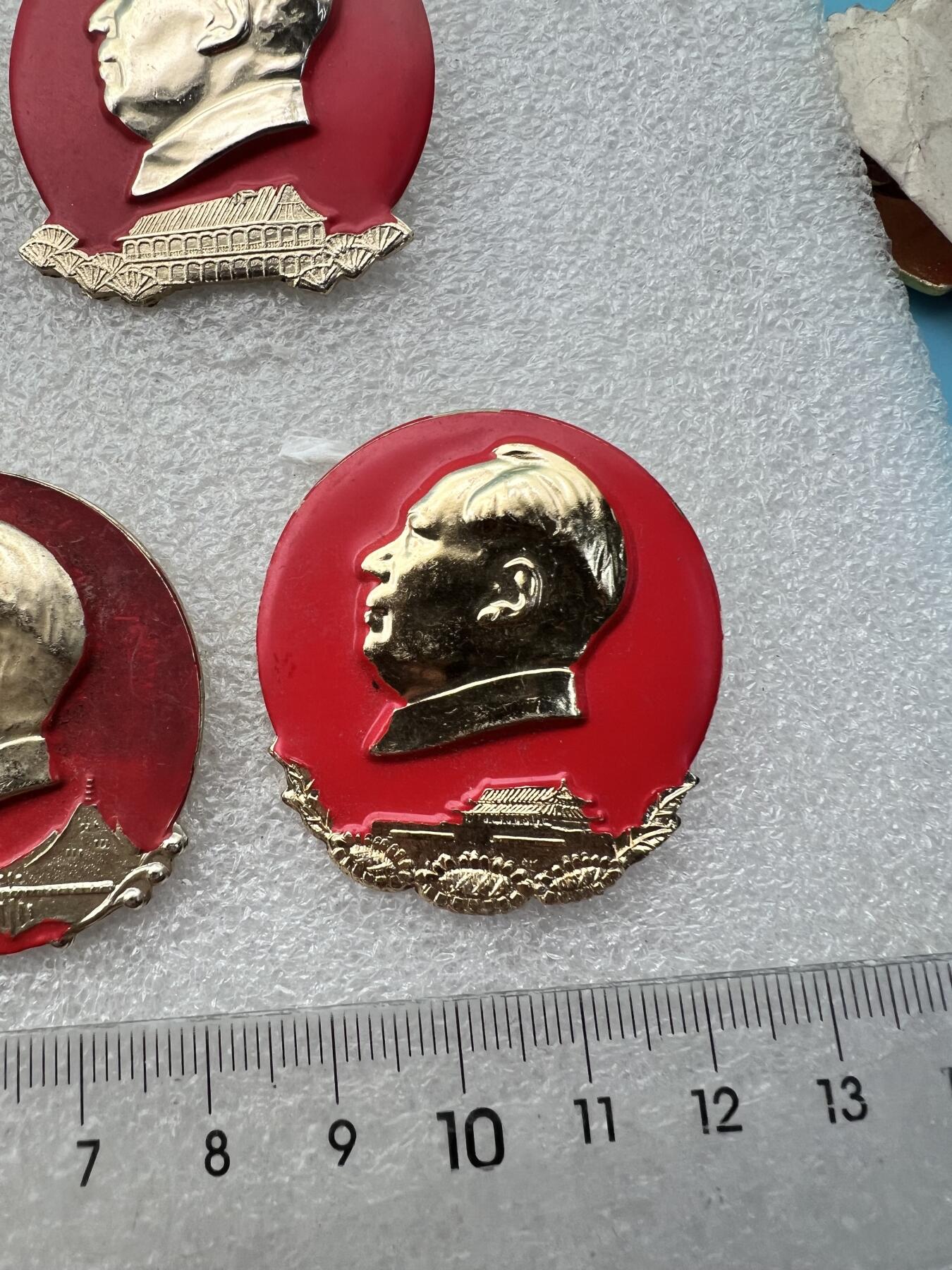 真品毛主席像章、 真品毛主席像章