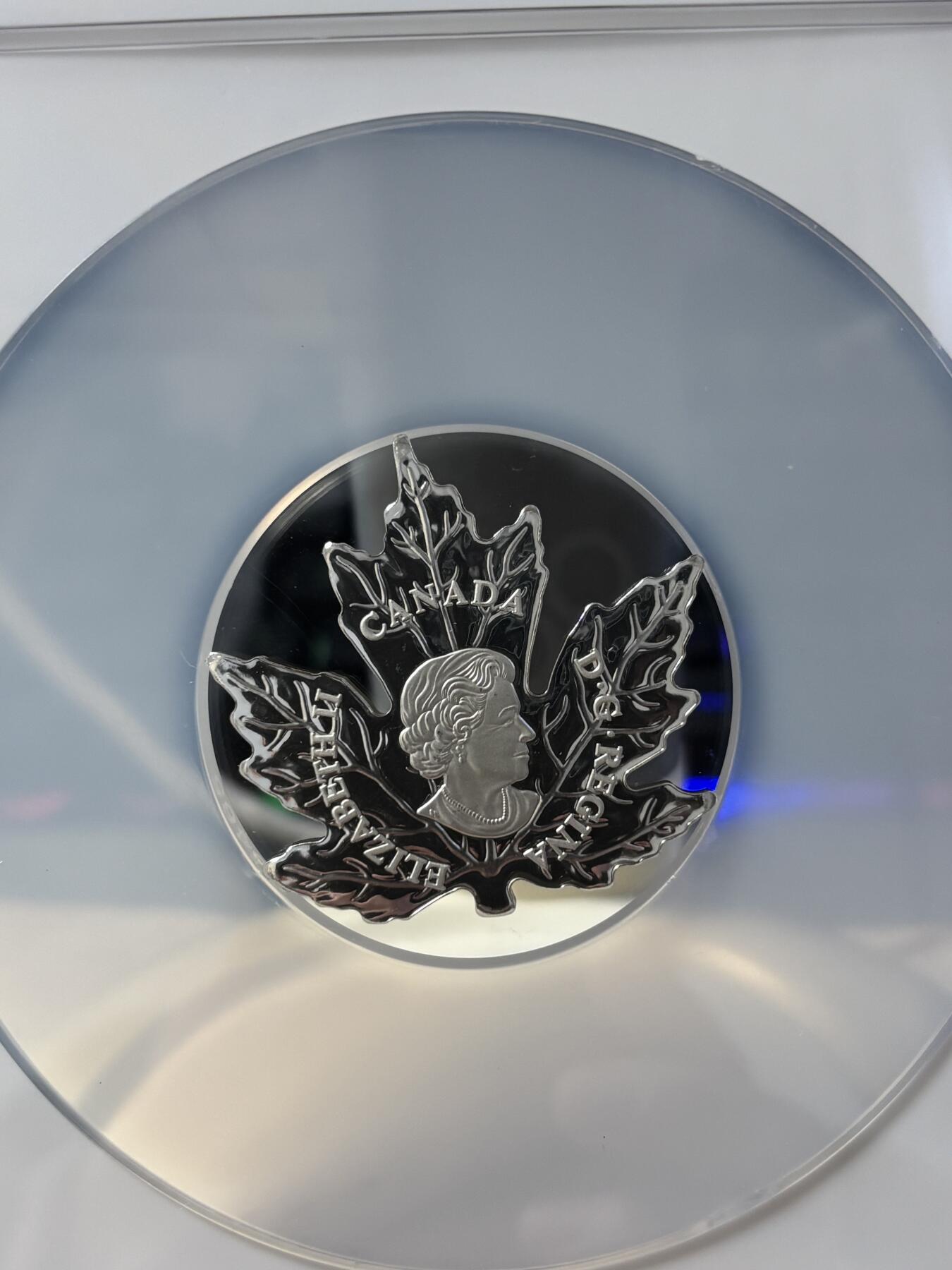 第189期拍卖 加拿大2016年世界首枚全彩色枫叶形1盎司纪念银币NGC-PF69无盒无证书，9999银，发行15000枚