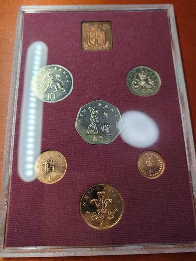 长老汇蛇年精选第九十四场拍卖 - 1979英国6枚套，带外纸