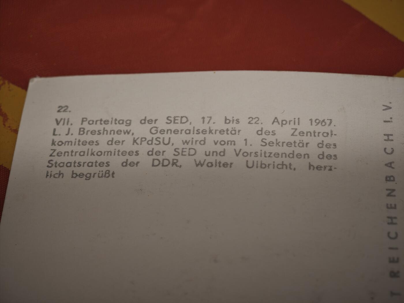 橙子收藏第一期 照片拍摄于1967年4月17日至22日，东德统一社会党（SED）第七次代表大会（VII. Parteitag der SED）期间，是乌布利希对勃列日涅夫的欢迎场景。