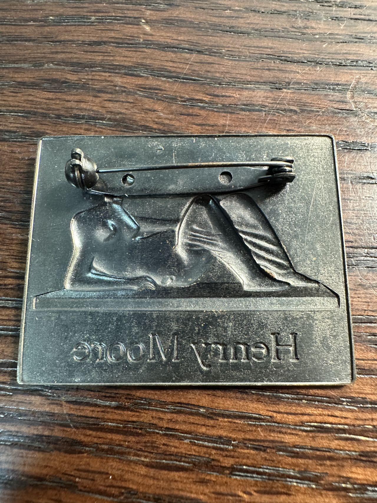 蒂克钱币-第55场 日本章 企业章拍卖 英国雕塑家亨利·摩尔（Henry Moore）的“斜倚的女人”主题青铜纪念章/牌。