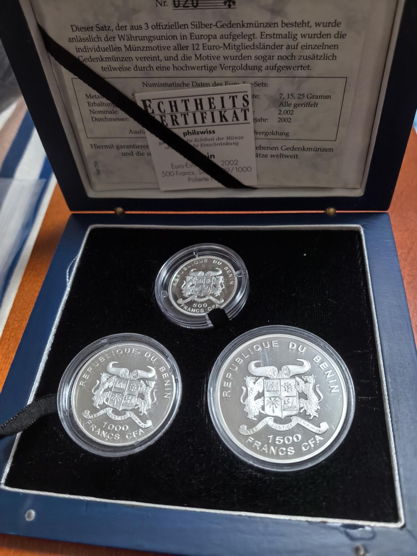 长老汇蛇年精选第九十四场拍卖 2002贝宁1欧元发行500+1000+1500法郎3枚精制银币，其中两枚镀金，币中币，2002套，盒证全