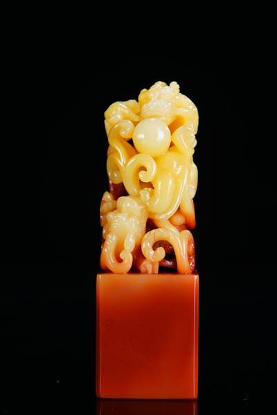 方寸藏珍·寿山田黄印章专场（一） - 寿山高山石《双螭戏珠》钮章