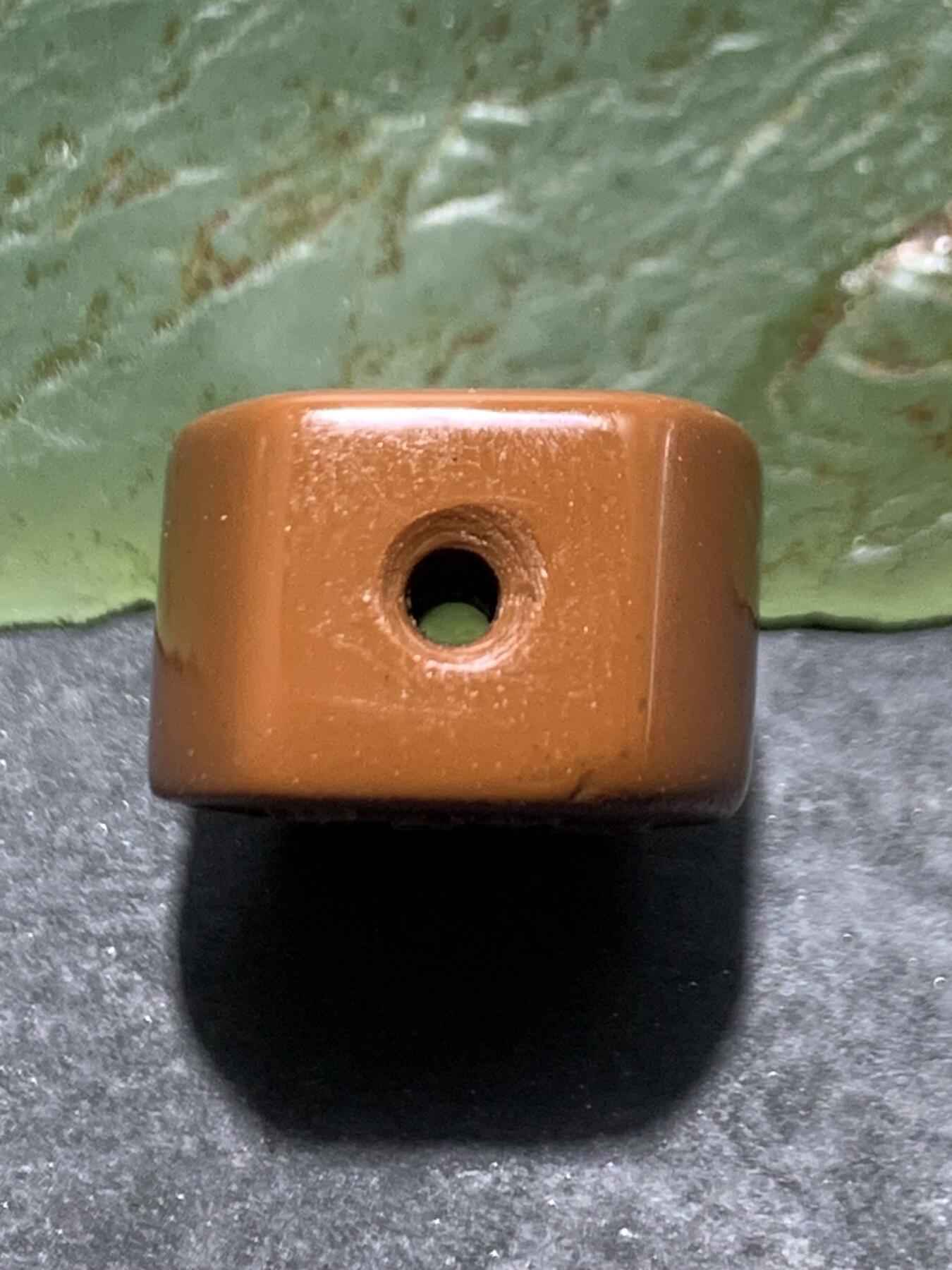 精美戈壁彩玉手工雕刻佛字勒子(背云)一个！