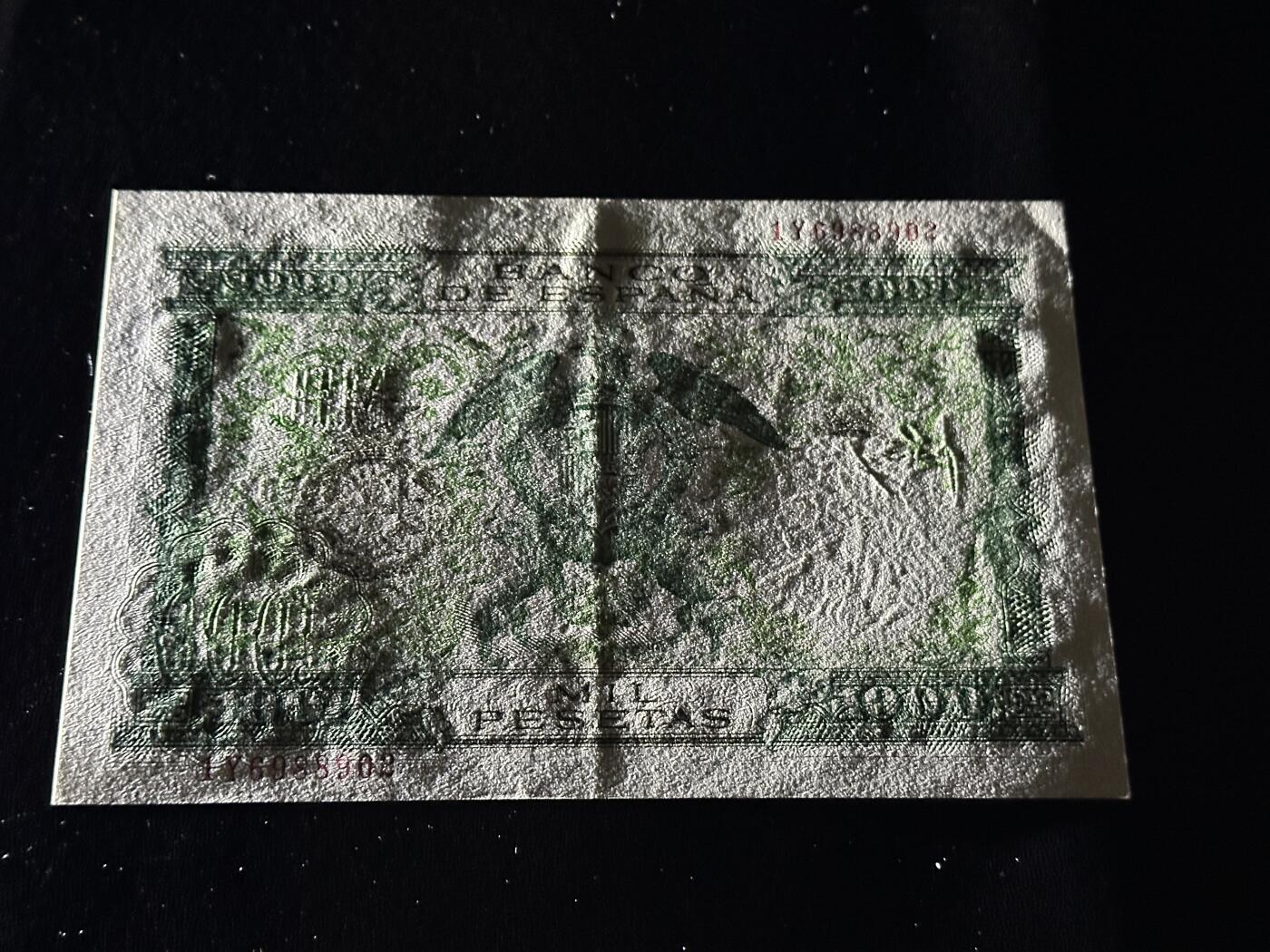 《外钞收藏家》第六百零四期（精品场）（本平台长期征集拍品、欢迎藏友们联系合作） 1957年西班牙1000比塞塔 双王 AU品相 号码非常不错 朦胧号