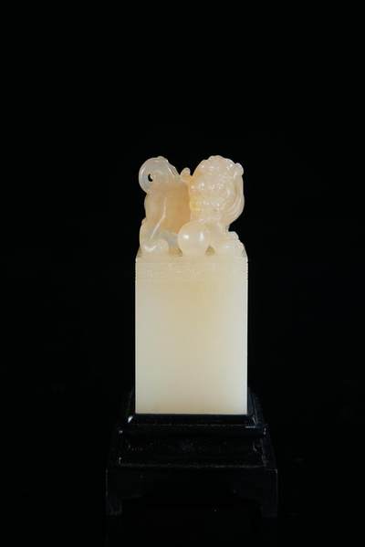 方寸藏珍·寿山田黄印章专场（一） - 寿山荔枝洞石《招财进宝》钮章