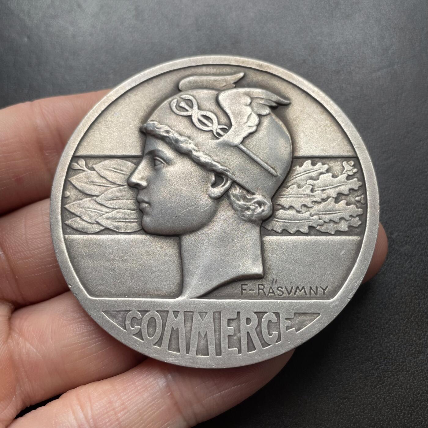 「木头集藏」章牌精品专场！ F Rasumny～1952年法国科莱-塔弗恩父子公司银章 ，直径：59 mm，110 g，边铭：丰饶角 1ARGENT。罕见银章品种！正面是商业之神墨丘利，背面是玫瑰花和各种农作物的图案。科莱-塔弗恩父子公司是位于亚眠市的一家从事运输行业的公司，这枚章是纪念公司成立125周年。
