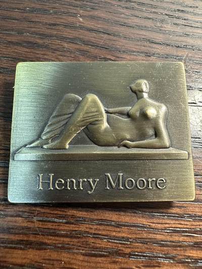 蒂克钱币-第55场 日本章 企业章拍卖 - 英国雕塑家亨利·摩尔（Henry Moore）的“斜倚的女人”主题青铜纪念章/牌。