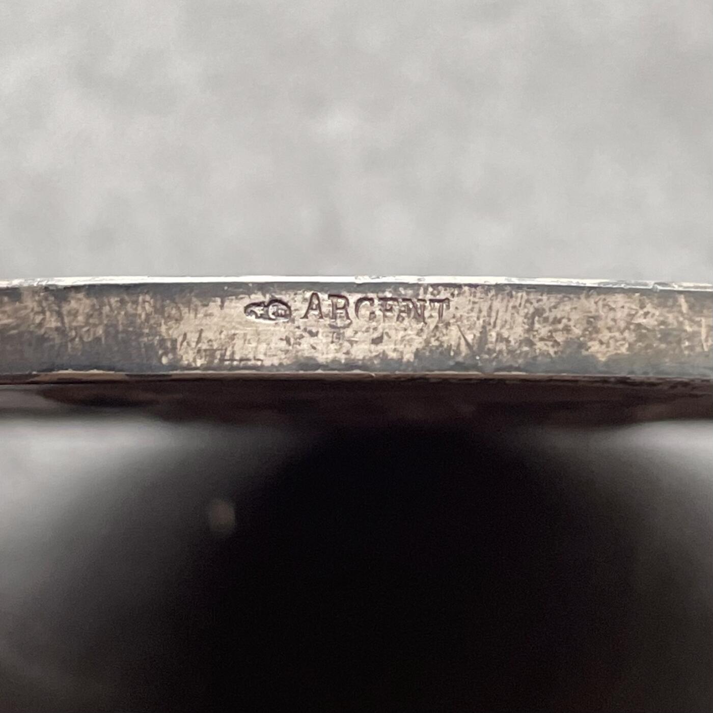 「木头集藏」章牌精品专场！ Daniel Dupuis～1902年法国汽车俱乐部云霄飞车大银章 ，直径：68mm，138g，边铭：丰饶角 ARGENT。经典的清凉美女章，实物品相不错，只是正面包浆不太均匀。根据背面铭文，此章是法国汽车俱乐部在1902年组织的一次剑术精英赛中授予拉博德伯爵的。1902年2月28日的《投石党报》刊文记载了这一盛事：“拉博德伯爵挥舞着剑，赢得了热烈的掌声”。  