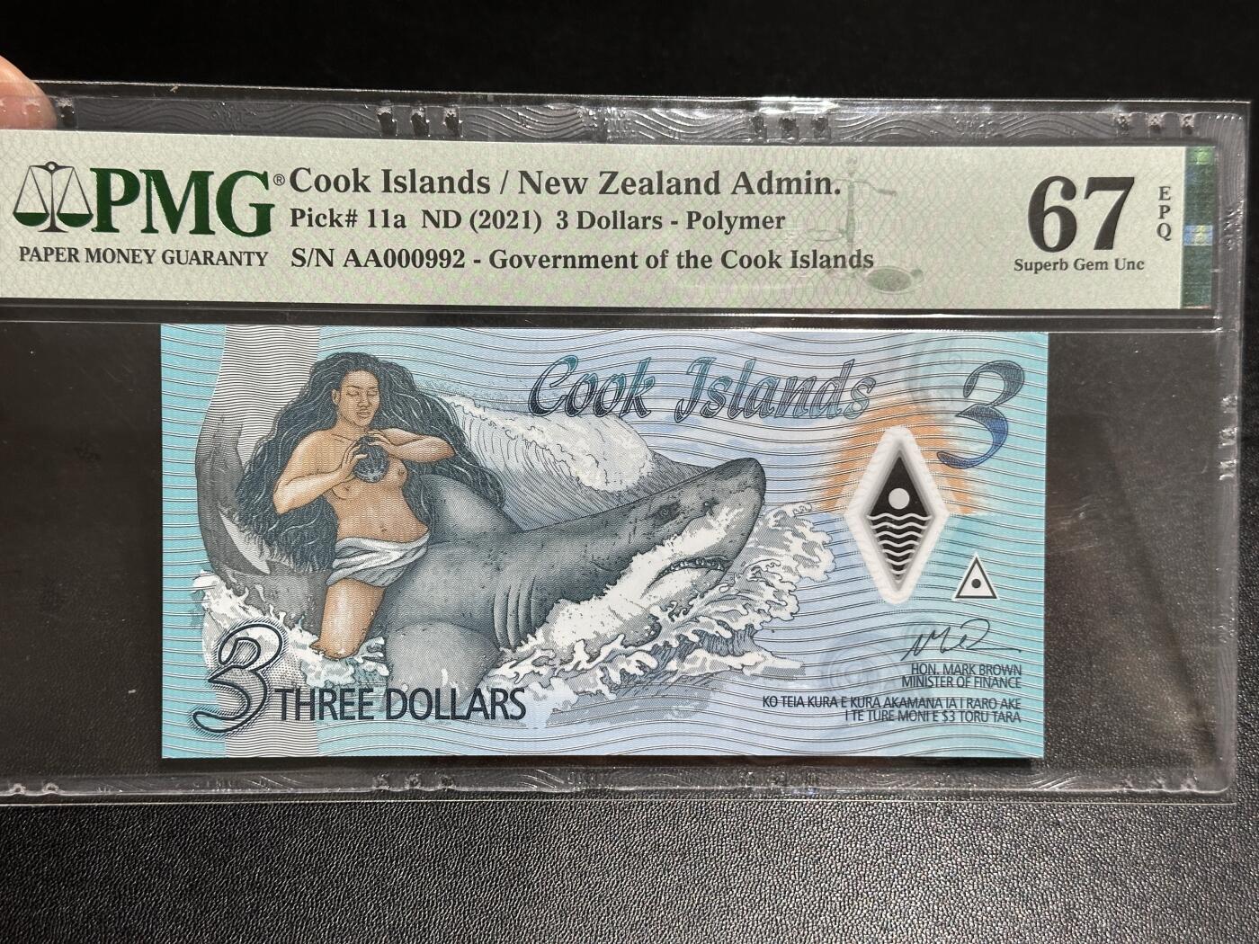 《外钞收藏家》第六百零四期（精品场）（本平台长期征集拍品、欢迎藏友们联系合作） 2021年库克群岛3元 PMG67 AA冠 无47 百位号