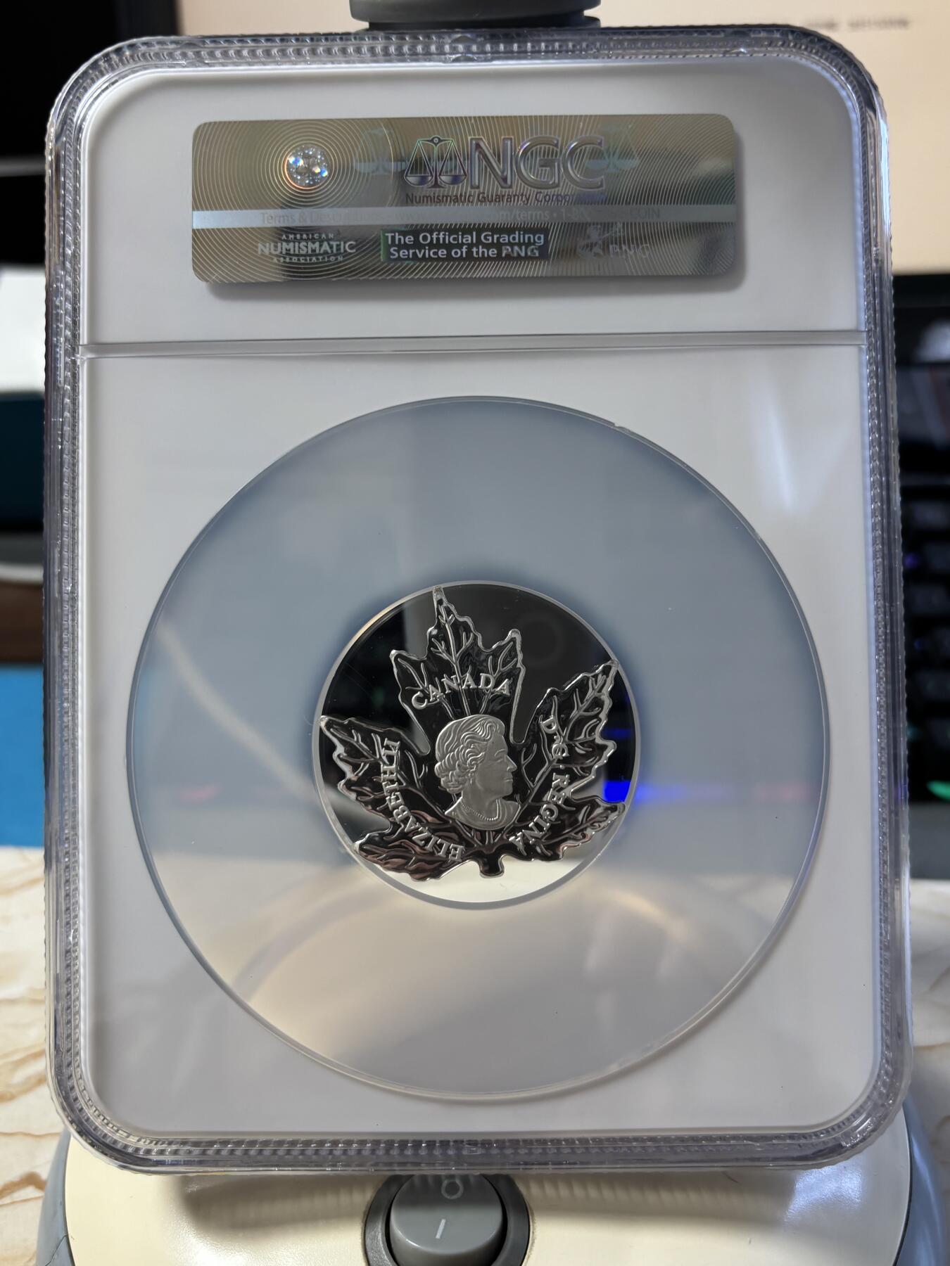 第189期拍卖 加拿大2016年世界首枚全彩色枫叶形1盎司纪念银币NGC-PF69无盒无证书，9999银，发行15000枚