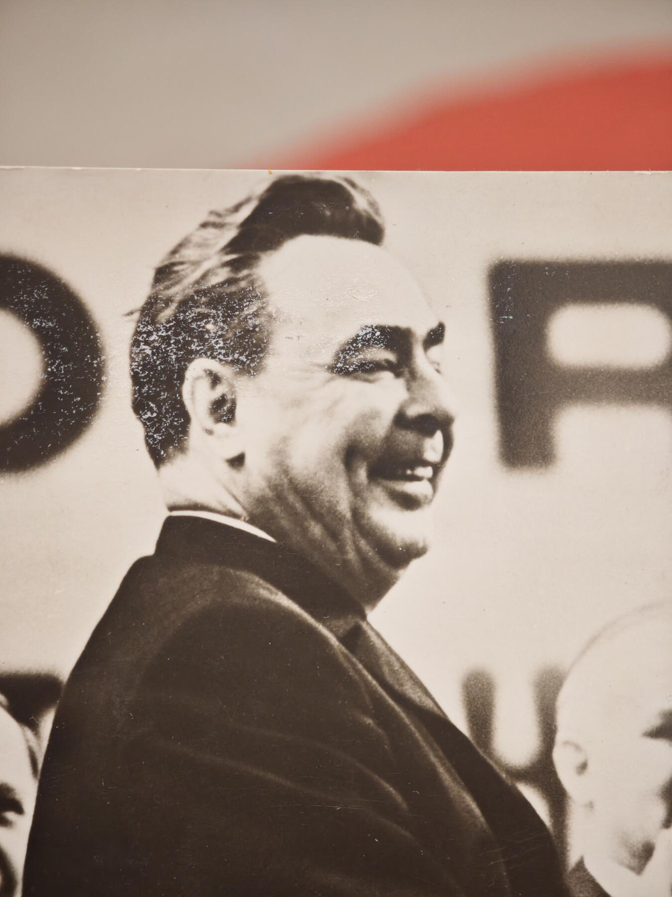 橙子收藏第一期 照片拍摄于1967年4月17日至22日，东德统一社会党（SED）第七次代表大会（VII. Parteitag der SED）期间，是乌布利希对勃列日涅夫的欢迎场景。