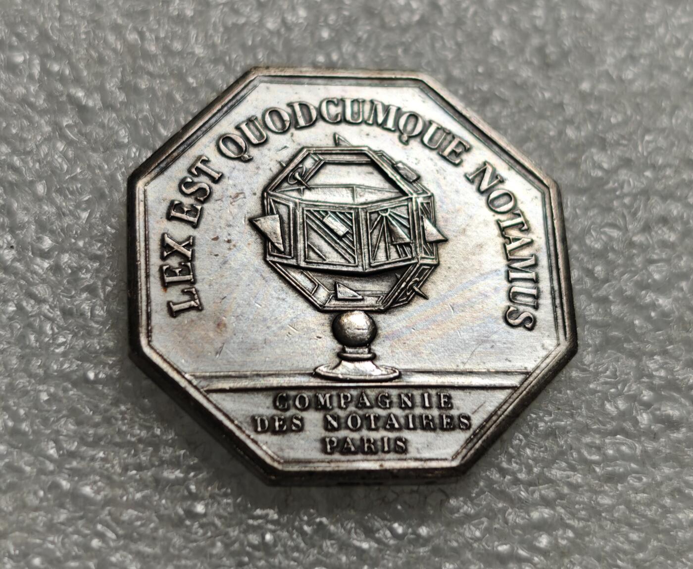 瓶子🏺第226期拍卖会  1976年法国浑天仪JETON镀银铜质八角型代币章  18.26克