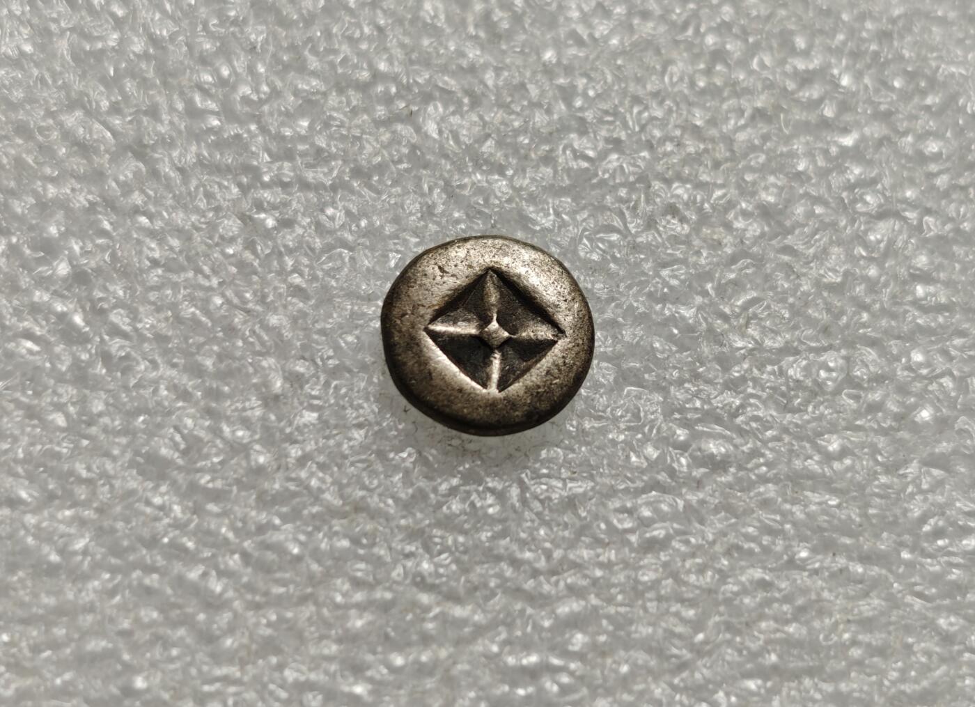 瓶子🏺第226期拍卖会  6-8世纪三佛齐王国檀香花图案打制银币